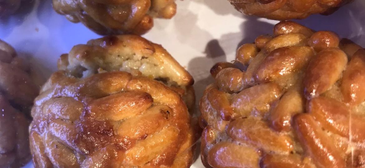 Panellets de pinyons amb oli aromatitzat de romani Torclum