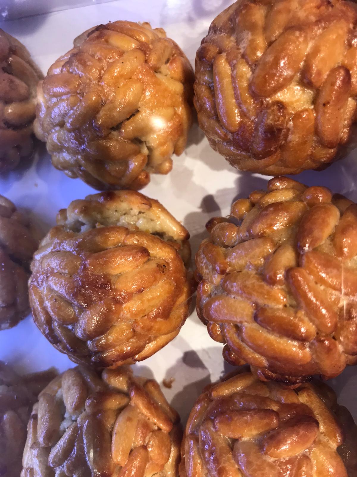 Panellets de pinyons amb oli aromatitzat de romani Torclum