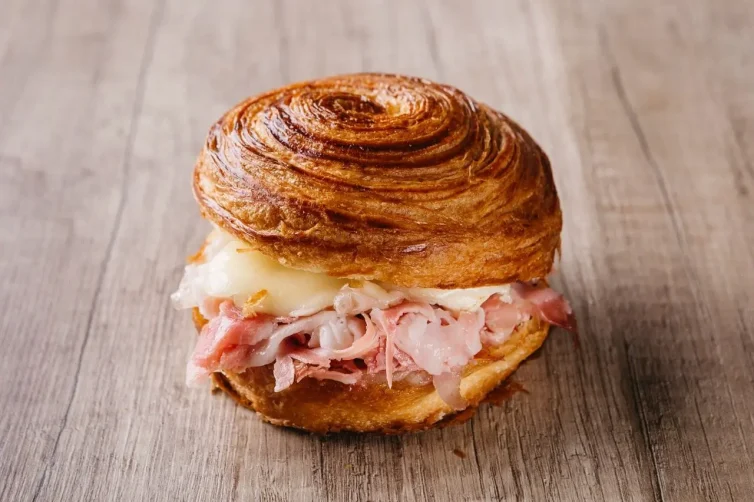 Roll de pernil i formatge